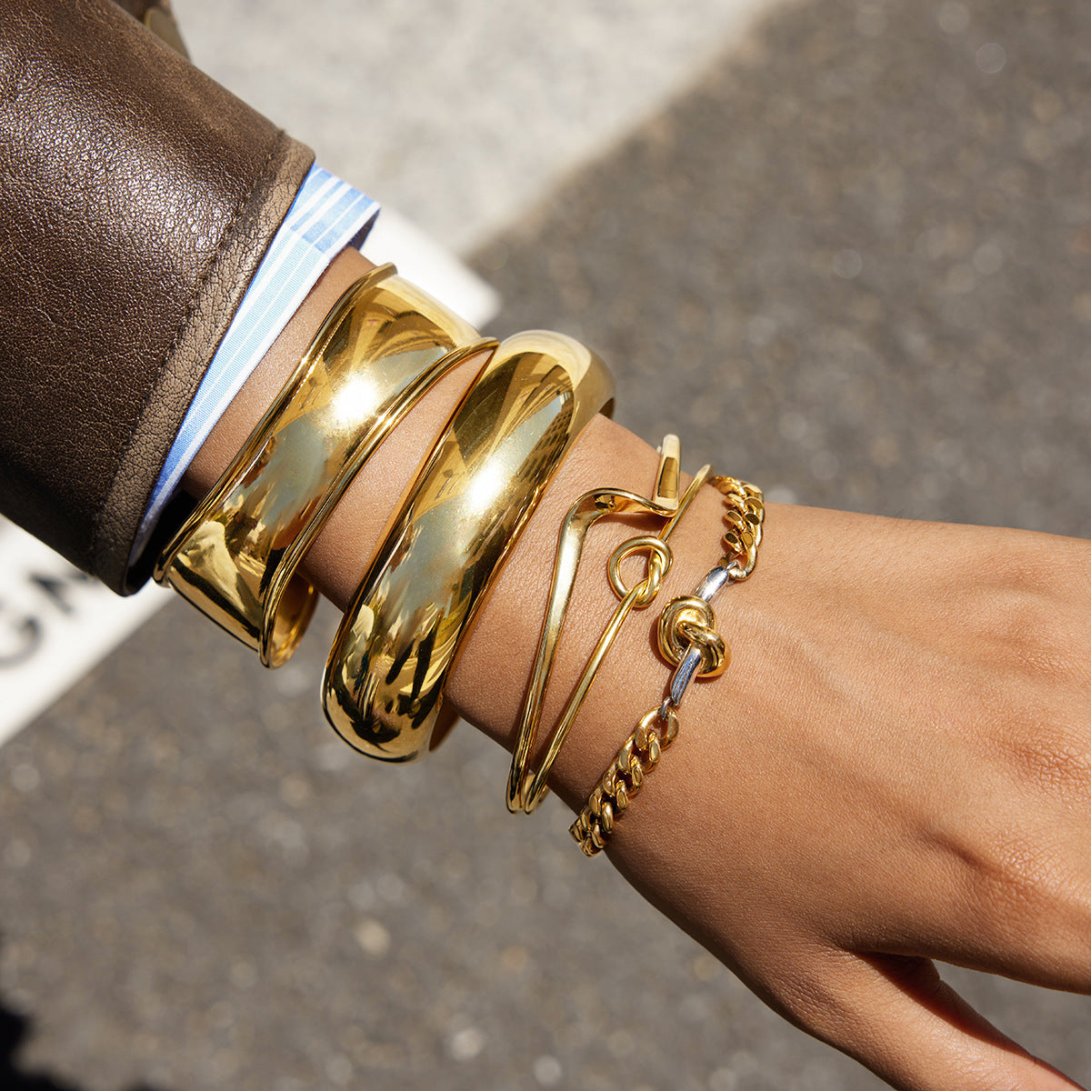 Bracciale Rigido Aperto Minimalista Geometrico in Acciaio al Titanio con Placcatura in Oro 18K da Donna