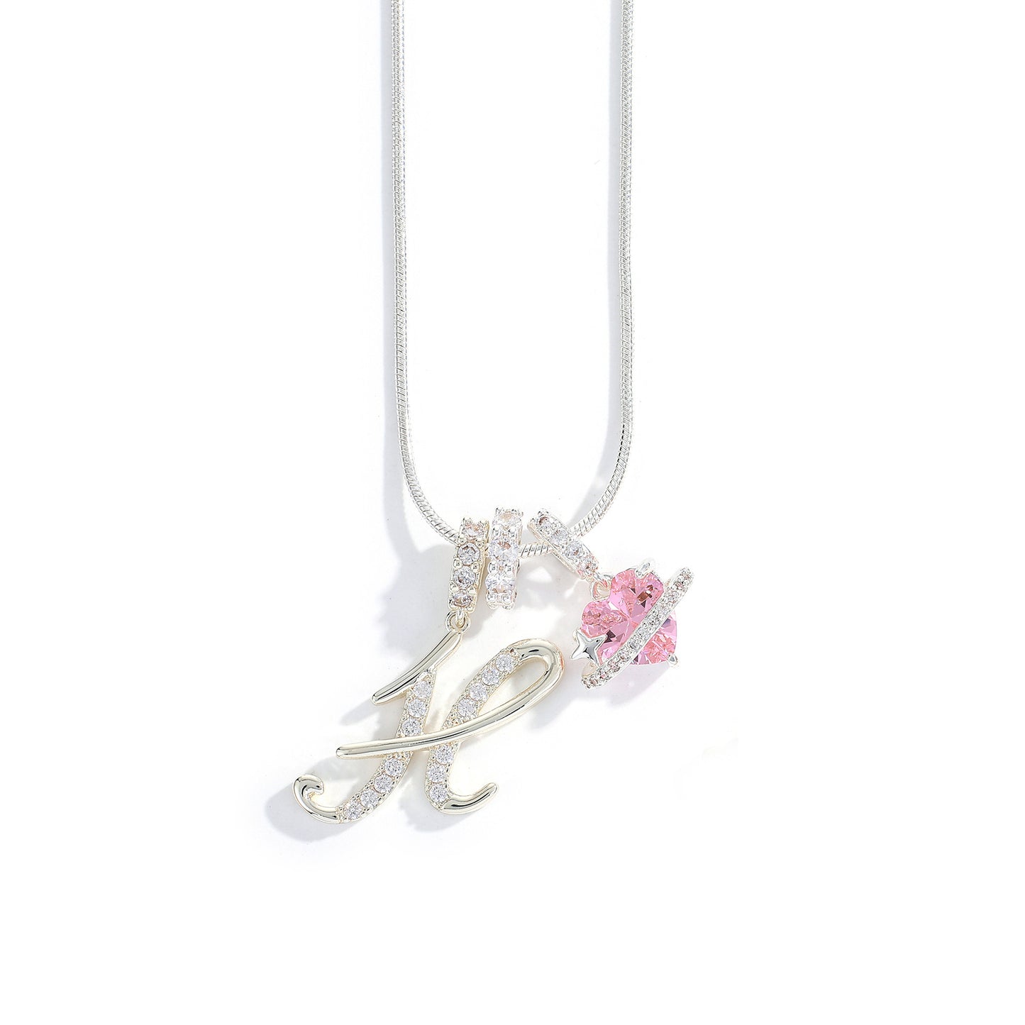Collana con ciondolo a lettera minimalista in rame con intarsio di zirconi dal design geometrico per donna