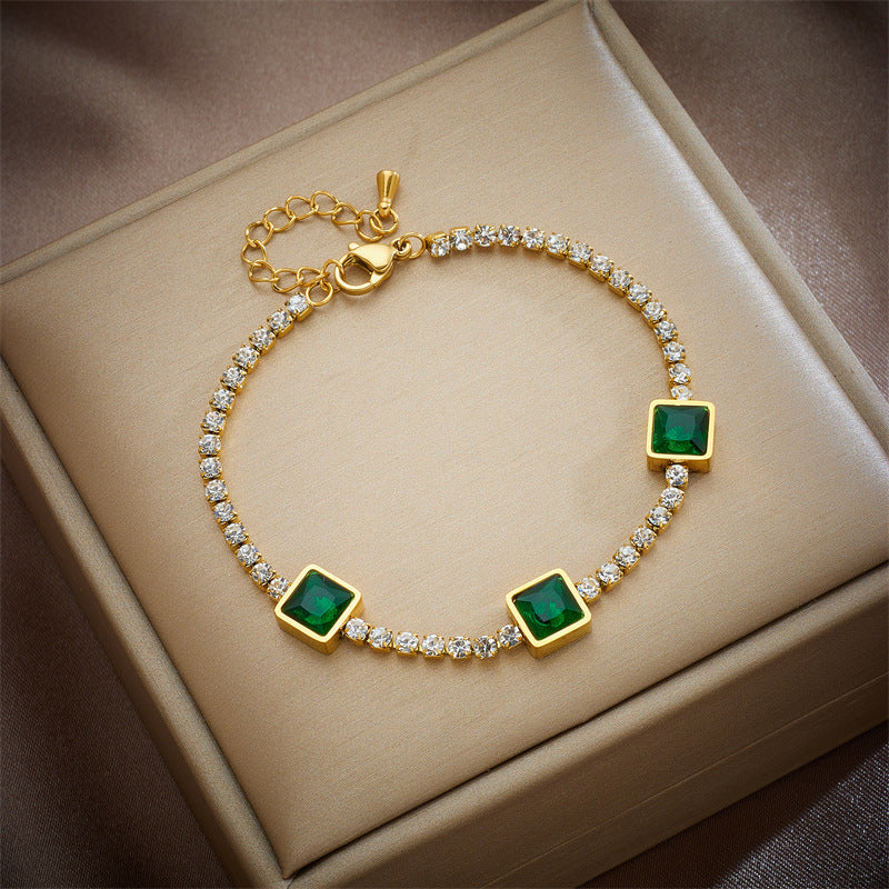 Bracciale con ciondolo a farfalla d'ispirazione vintage in acciaio al titanio con intarsi in strass e dettagli traforati