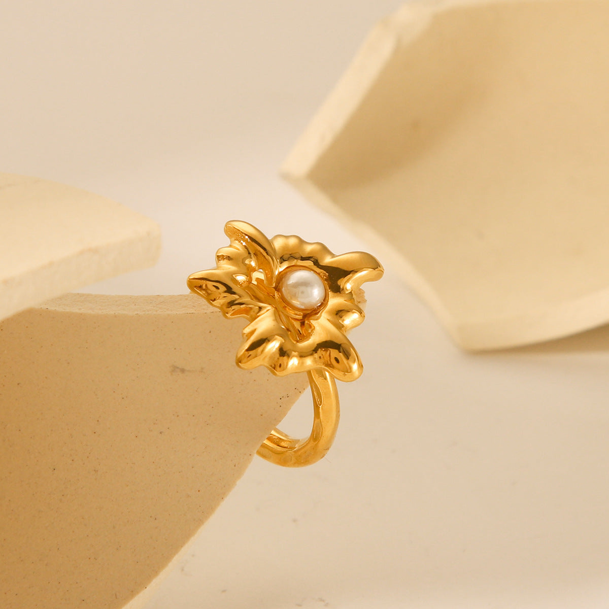 Vintage French Style Ruffled Radiating Heart-Shaped Stainless Steel Ring with Pearl Inlay for Women