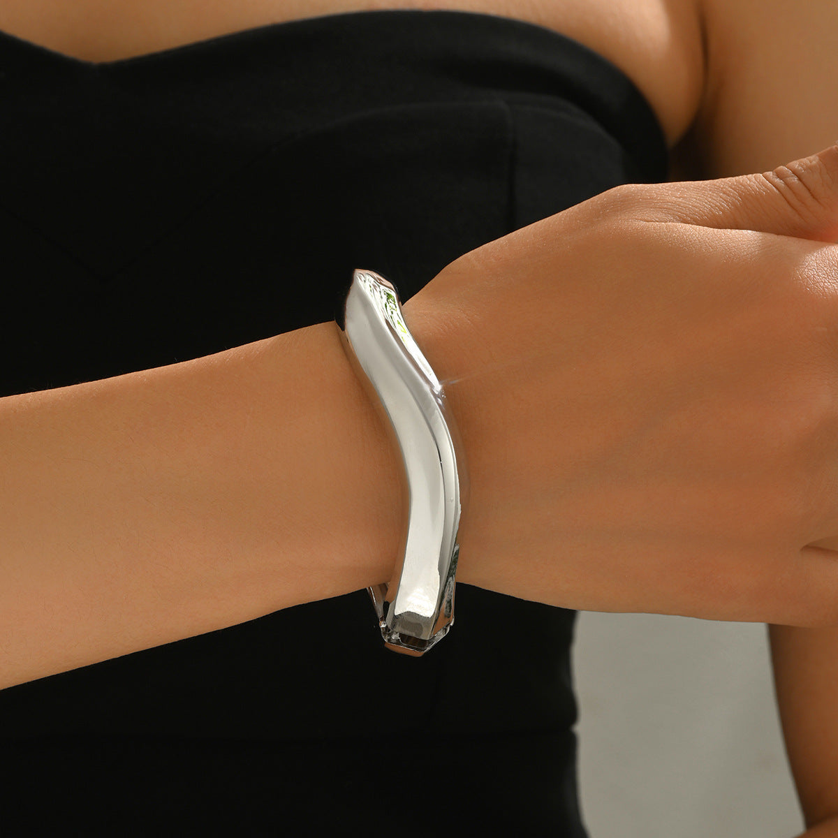 Pulsera Minimalista Geométrica de Aleación de Zinc Electrochapada con Acabado Liso y Diseño Retorcido para Mujer