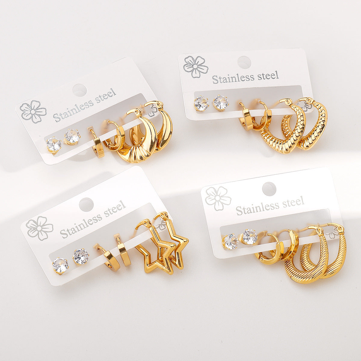 Aretes Minimalistas Geométricos de Acero Inoxidable Bañados en Oro de 14K con Detalles de Pedrería