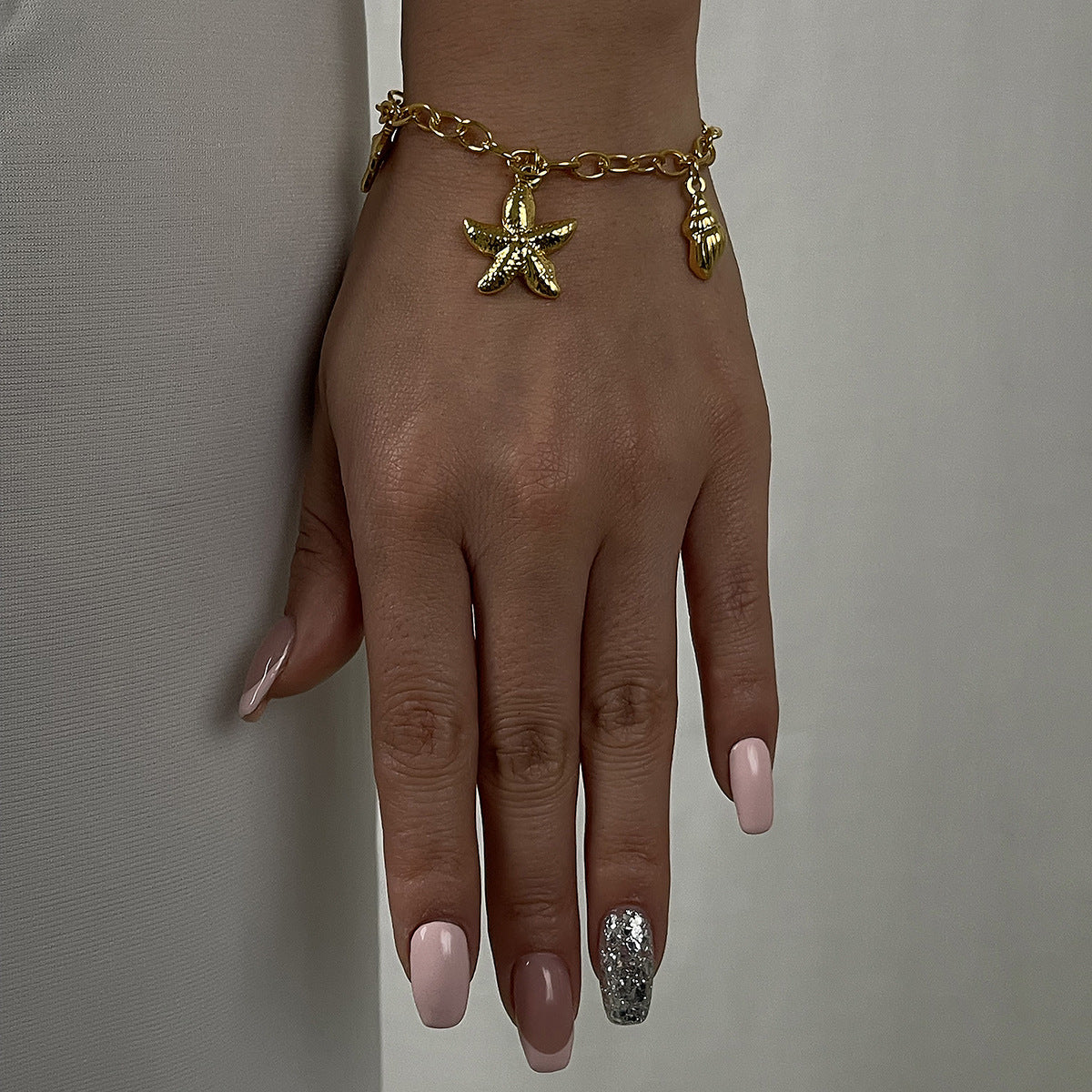 Collana con ciondolo delfino a stella con conchiglia vintage da donna, catena in lega con finitura placcata, gioielli a tema oceano