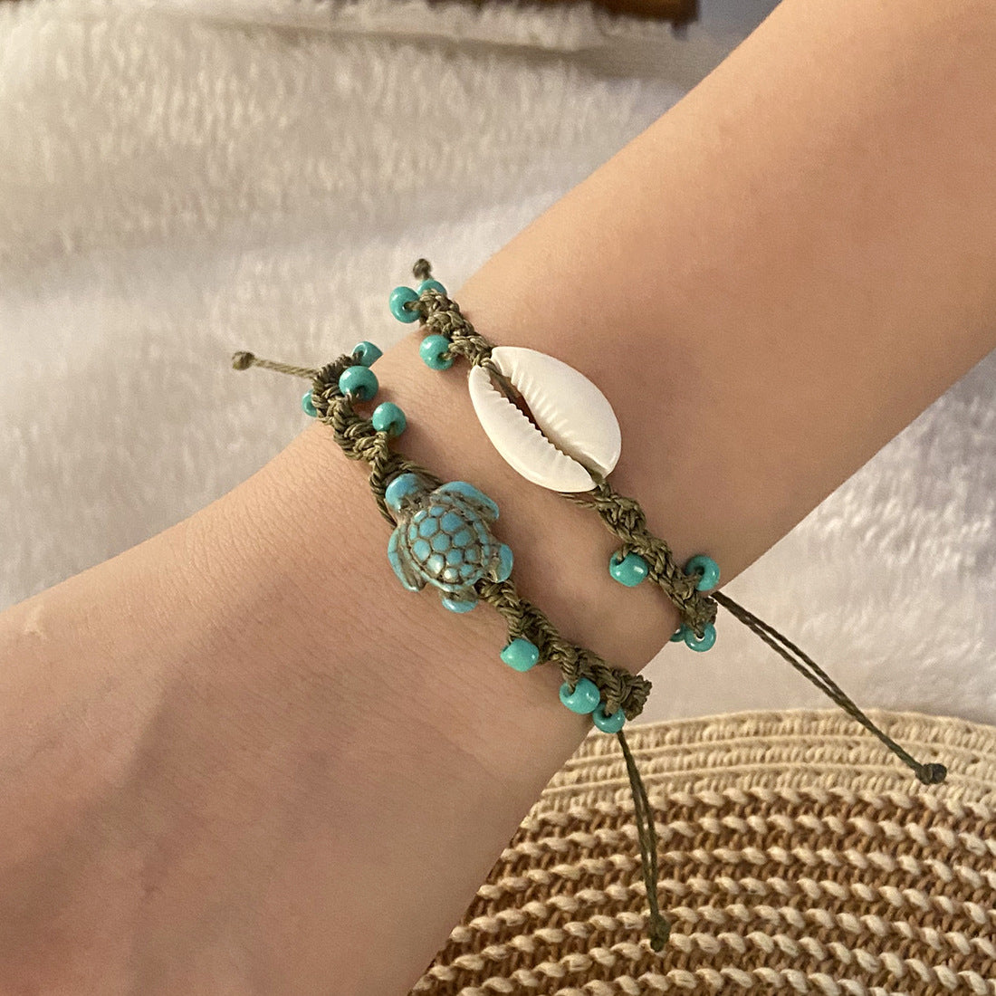 Bracciale da donna con conchiglia di tartaruga dal design originale, texture intrecciata di perline e accenti di conchiglie naturali