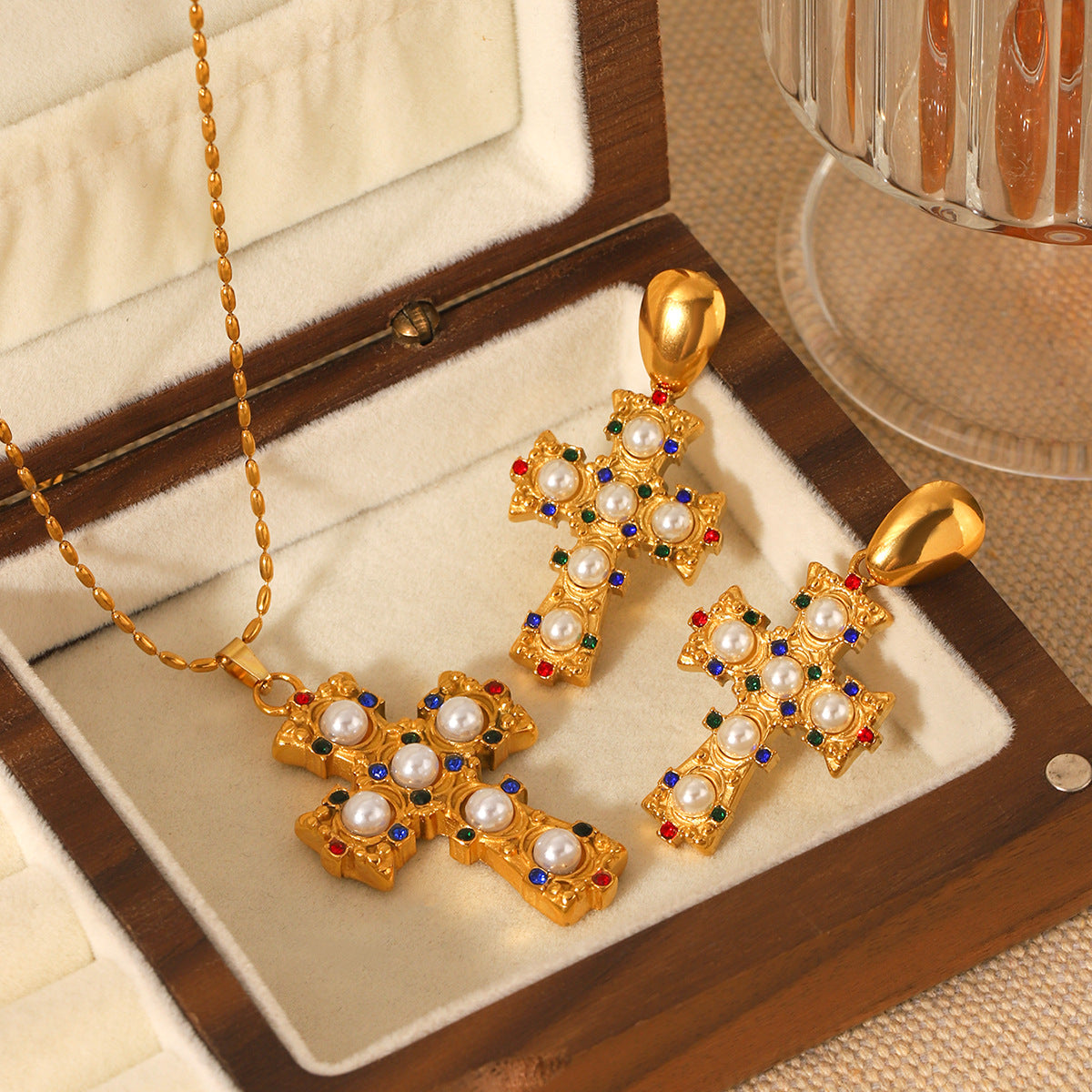 Collana con Pendente a Croce Stile Vintage in Acciaio Inossidabile con Intarsio di Perle e Placcatura in Oro 18K da Donna