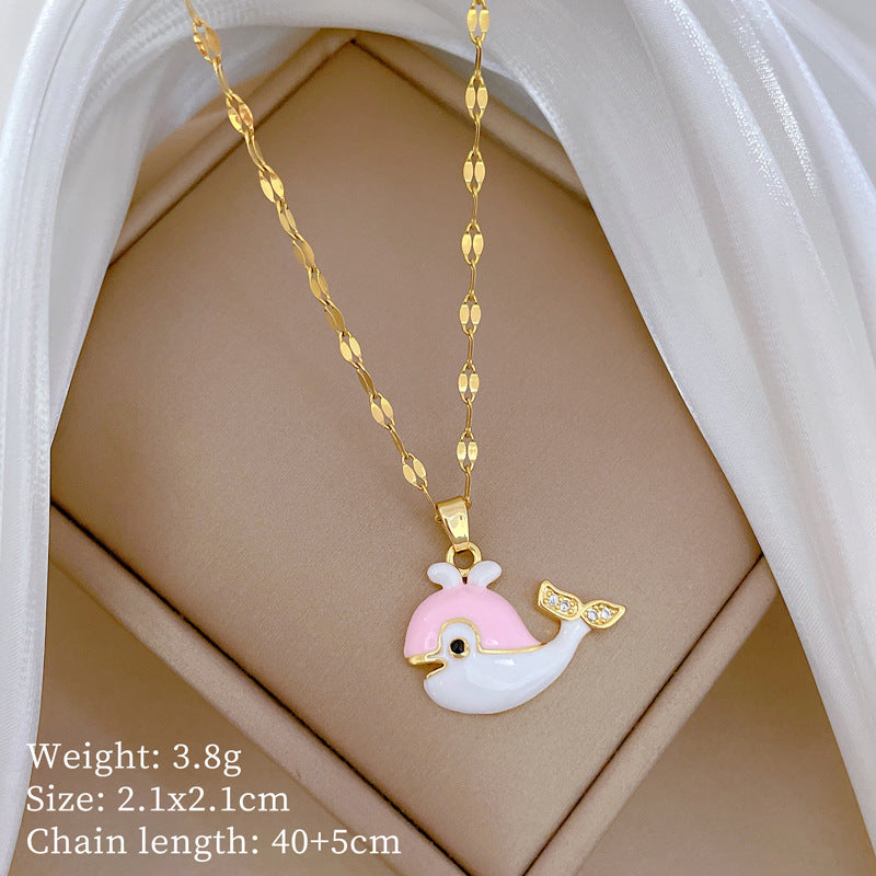 Collana con pendente a balena minimalista in acciaio al titanio con intarsio in strass, finitura smaltata, catena regolabile per donna e uomo