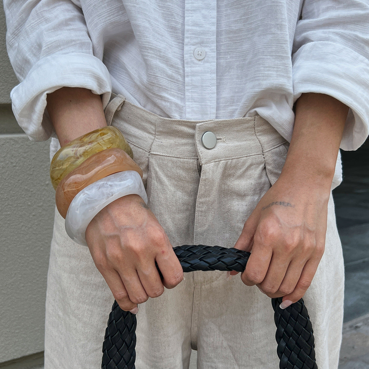 Bracciale da donna in acrilico geometrico irregolare minimalista con effetto traslucido sfumato