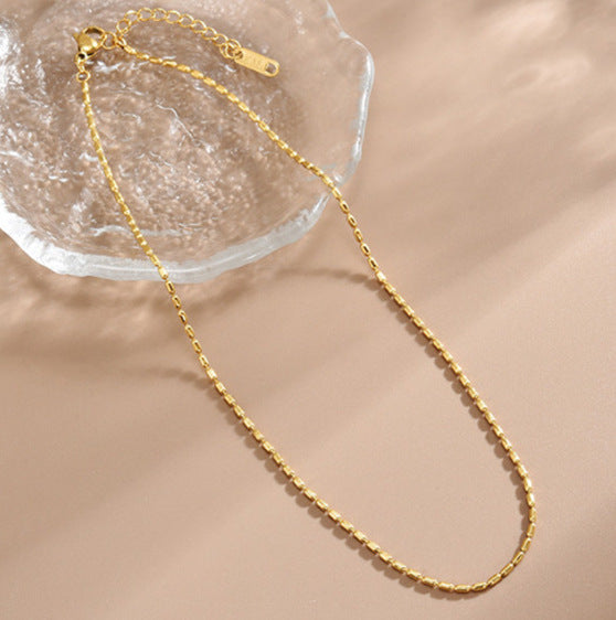 Elegante collana con ciondolo ovale a covone di grano in acciaio al titanio con placcatura in oro 18K per donna