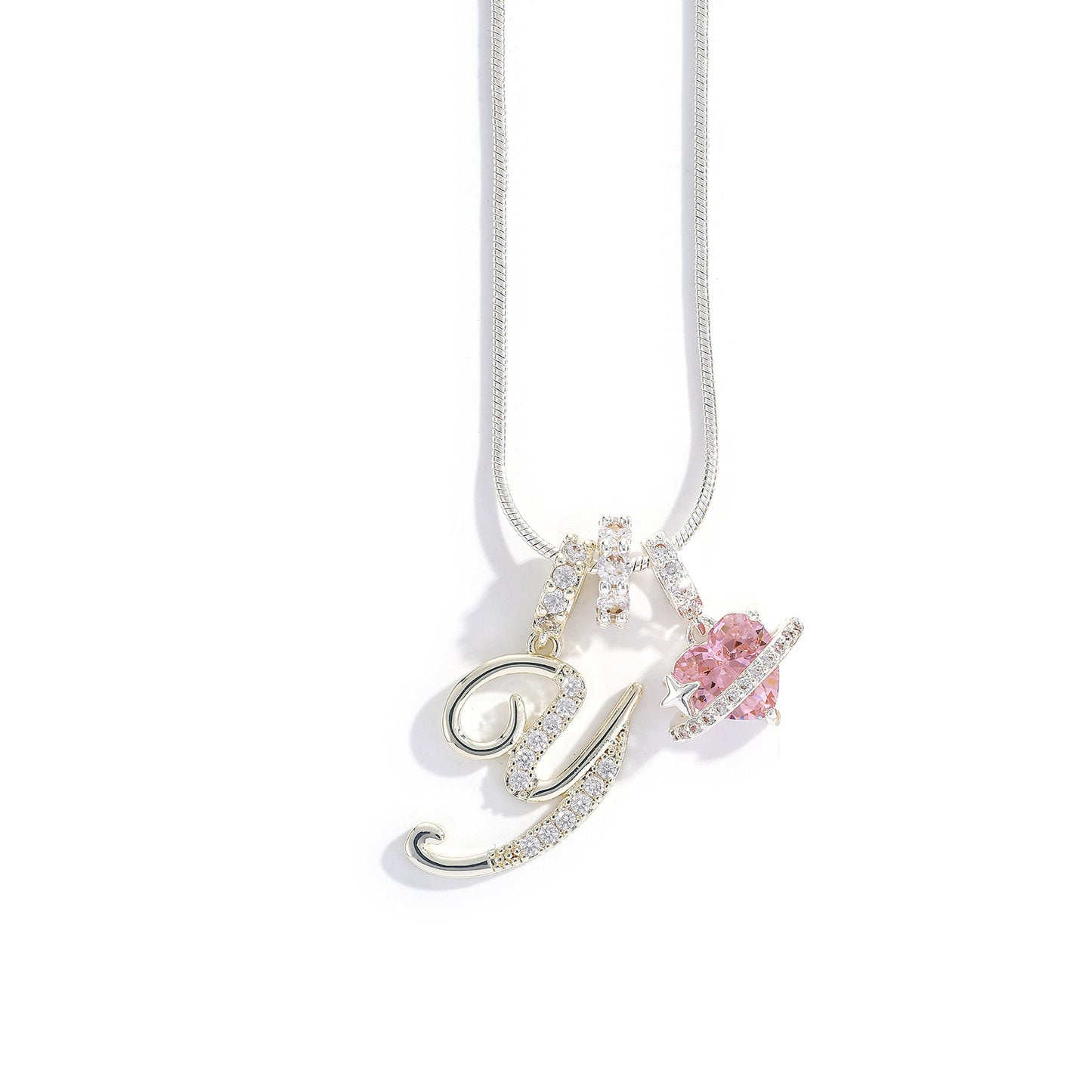 Collana con ciondolo a lettera minimalista in rame con intarsio di zirconi dal design geometrico per donna