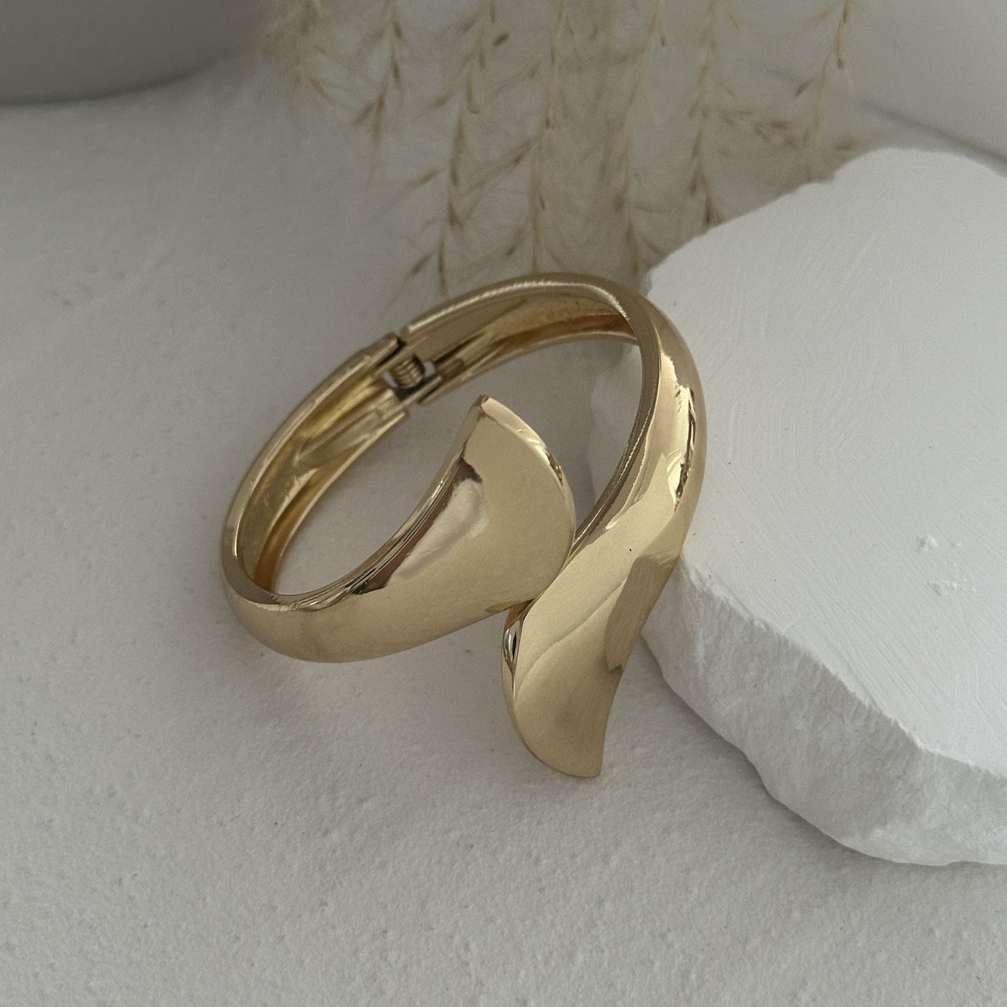 Bracciale a molla da donna in metallo placcato lucido con motivo geometrico a goccia, alla moda