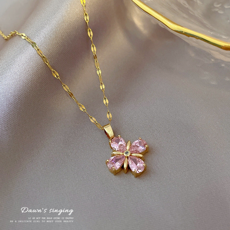 Collana da donna a forma di trifoglio minimalista in acciaio titanio placcato con strass micro-pavé e catena a piastre intrecciate