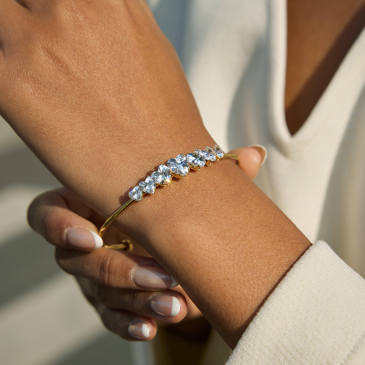 Bracciale a Cuore in Acciaio al Titanio con Inlay di Strass e Placcatura in Oro 18K, di Tendenza