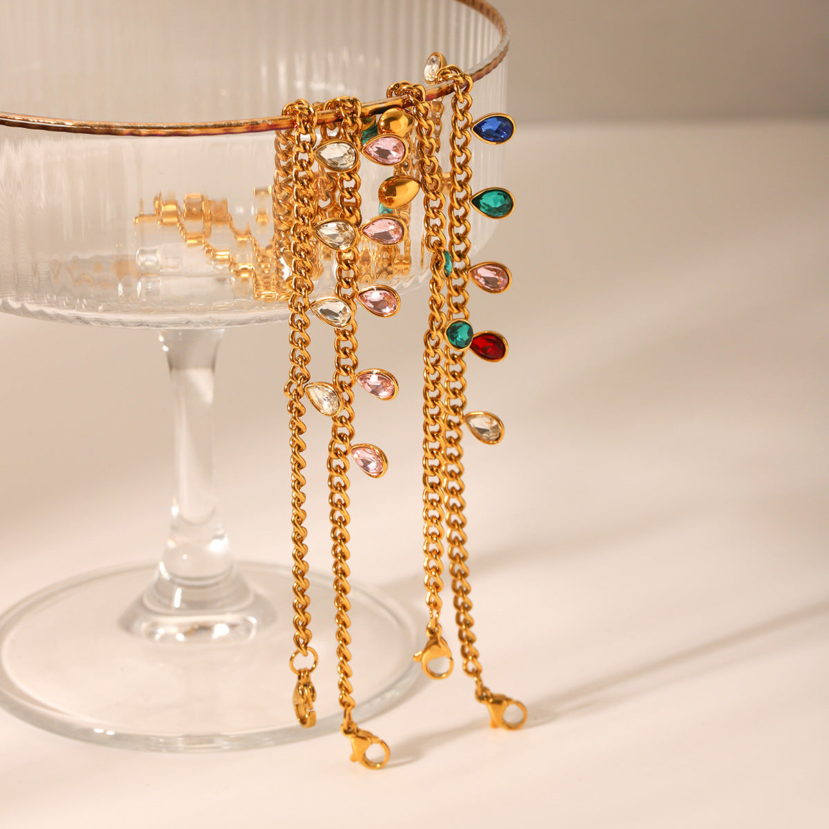 Bracciale da donna a maglie cubane in acciaio inossidabile a forma di goccia minimalista con intarsio in strass e dettaglio nappina