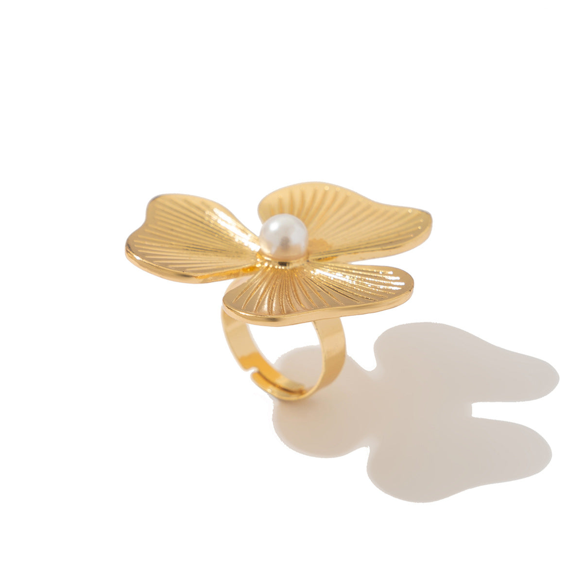 Anello regolabile "Ins Style" con perla finta galvanizzata a forma di fiore e foglia, con dettagli in piuma arricciata