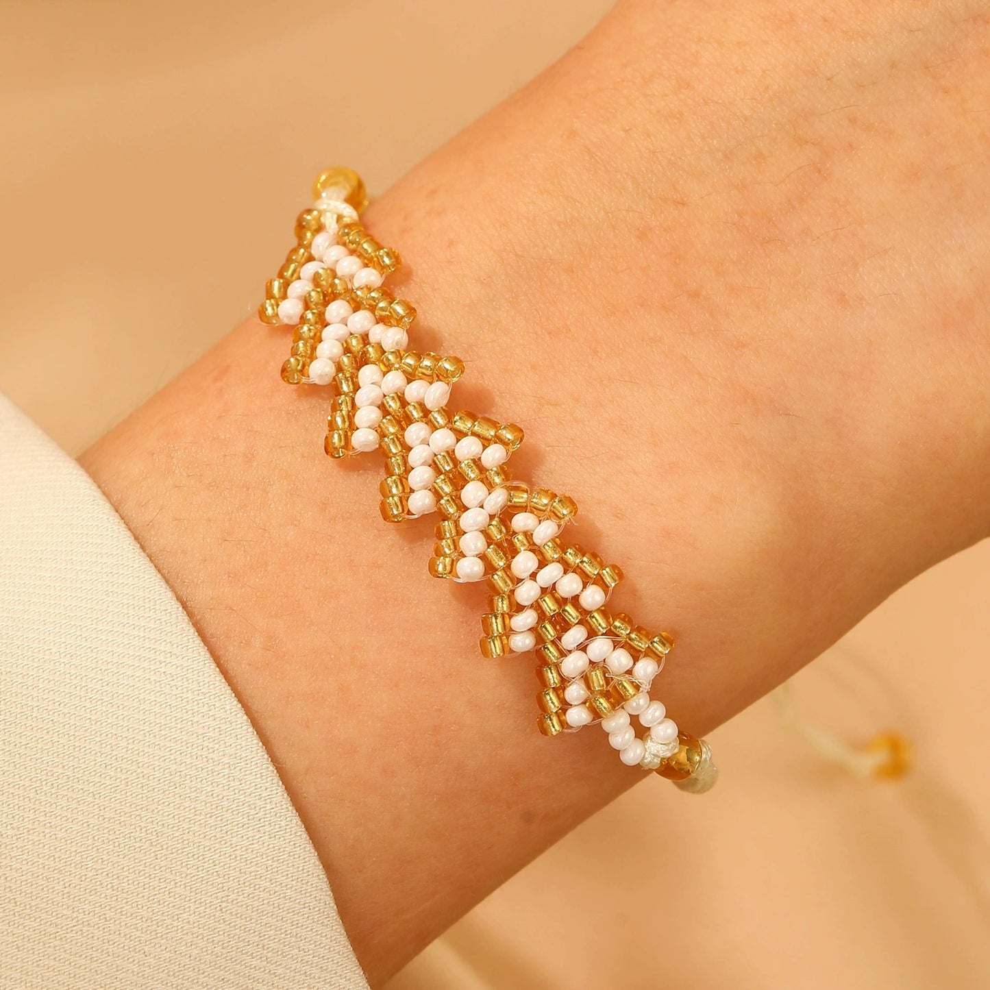 Bracciale Artigianale Bohemien Minimalista con Perline di Vetro a Forma di Freccia Geometrica