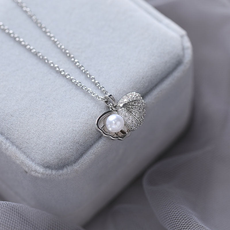 Collana in acciaio al titanio placcato rame con perla intarsiata a forma di fiore vintage e ciondolo a conchiglia irregolare per donna e uomo
