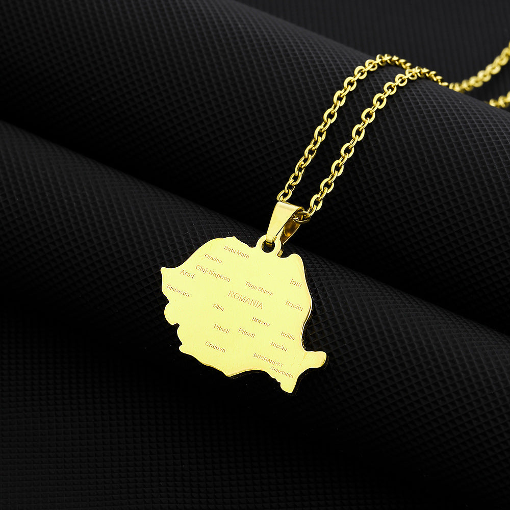 Collana con ciondolo a mappa etnica geometrica rumena in acciaio inossidabile con intarsio in acciaio al titanio e finitura smaltata su catena a maglie ovali