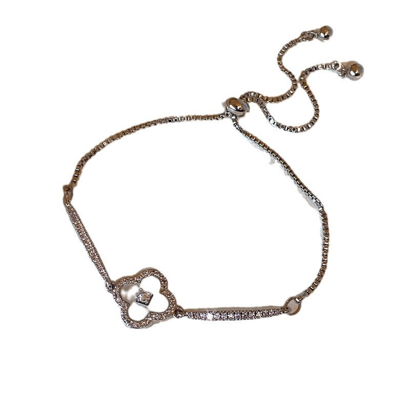 Bracciale da donna elegante placcato oro con zirconi e foglie di abalone, accessorio di lusso minimalista