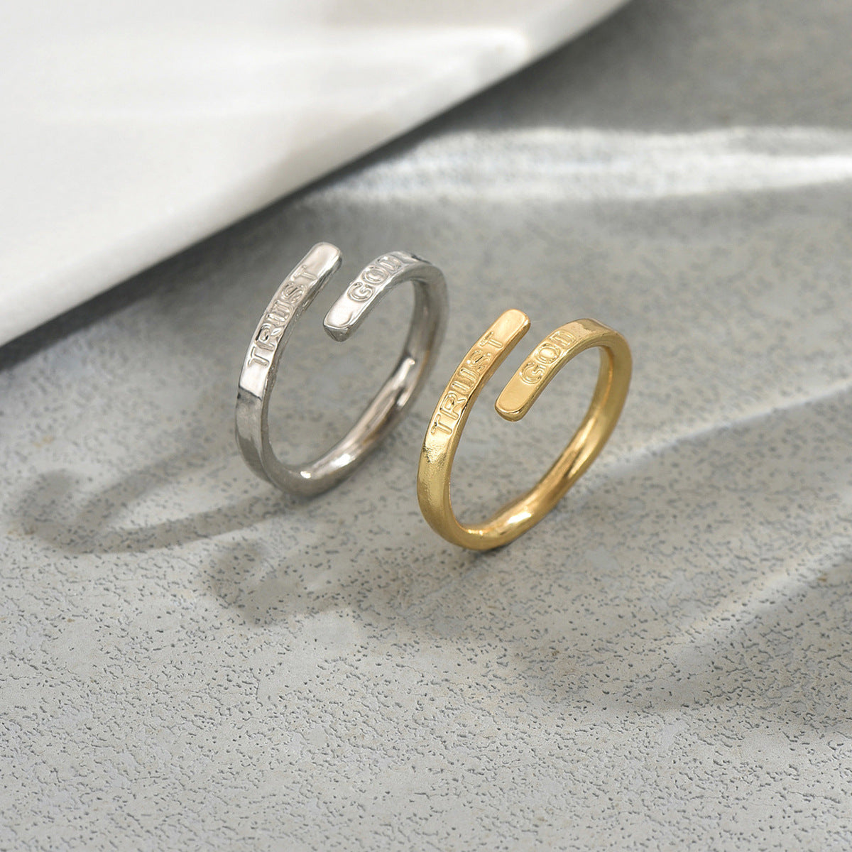 Anello regolabile geometrico minimalista con iniziale in lega di zinco e finitura placcata per donne e uomini