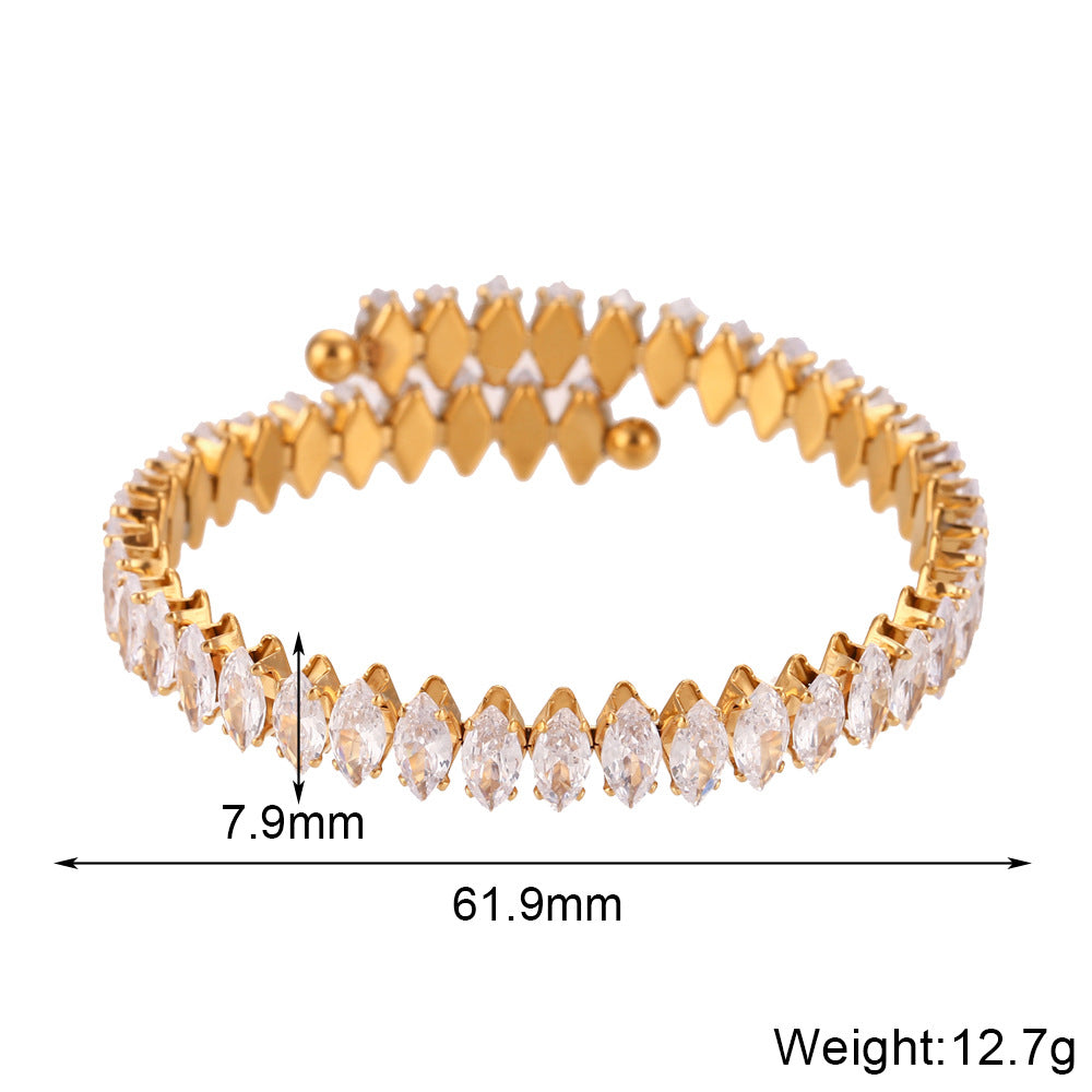 Bracciale da donna rigido aperto minimalista regolabile in acciaio inossidabile placcato oro con intarsi di strass a forma di diamante