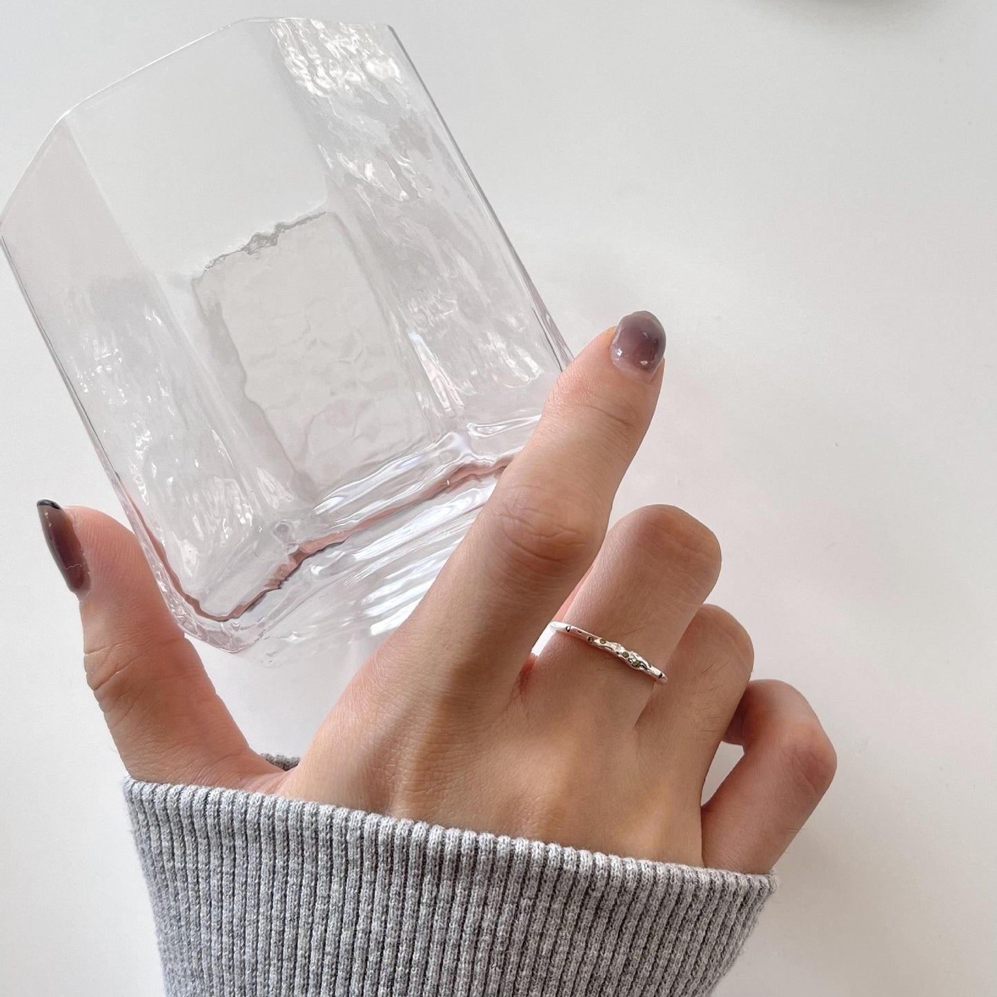 Anello da donna minimalista in argento sterling 925 con zirconi cubici geometrici intarsiati
