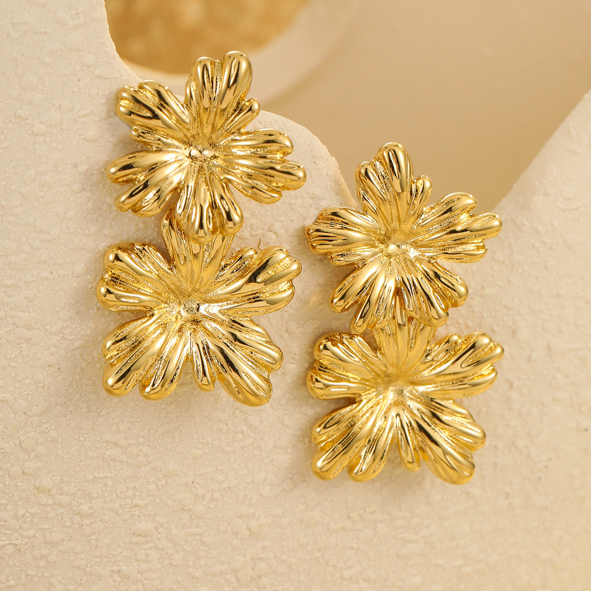 Pendientes de acero inoxidable con forma floral, baño de oro de 18 quilates y detalles de perlas para mujer