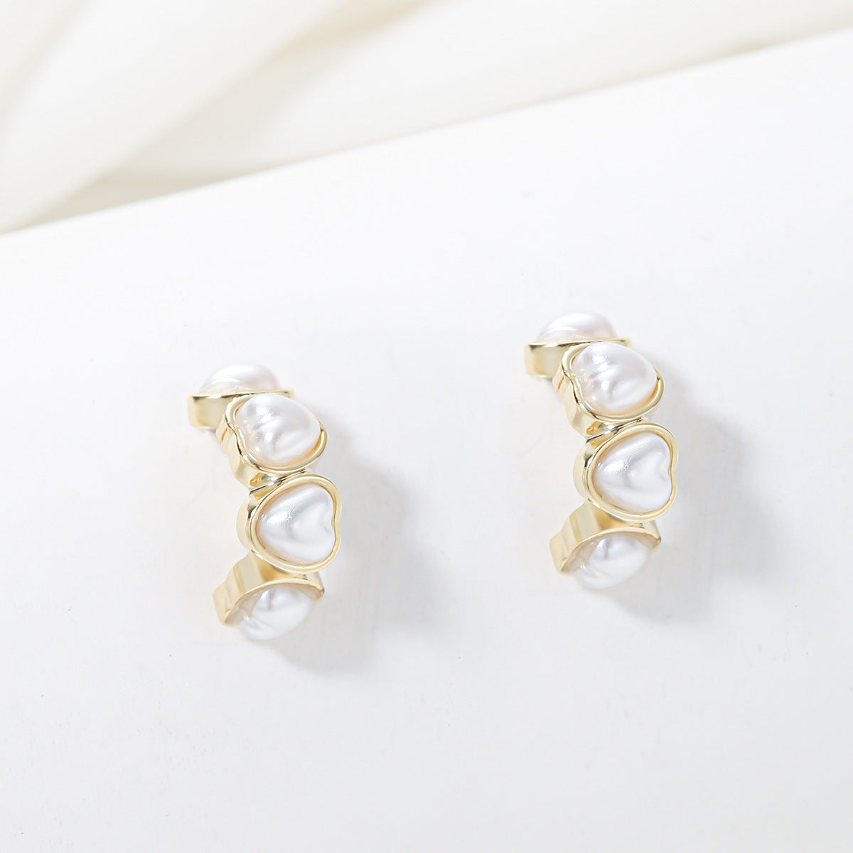 Orecchini geometrici minimalisti a forma di cuore con perle per donna, in rame con perni in acciaio inossidabile