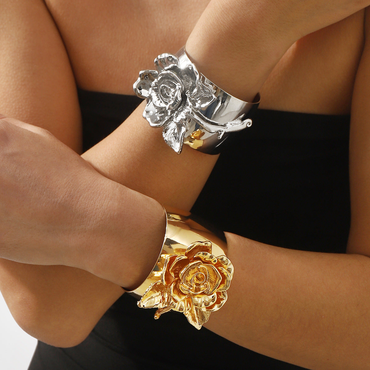 Pulsera de aleación floral minimalista con acabado pulido y diseño de brazalete abierto para mujer
