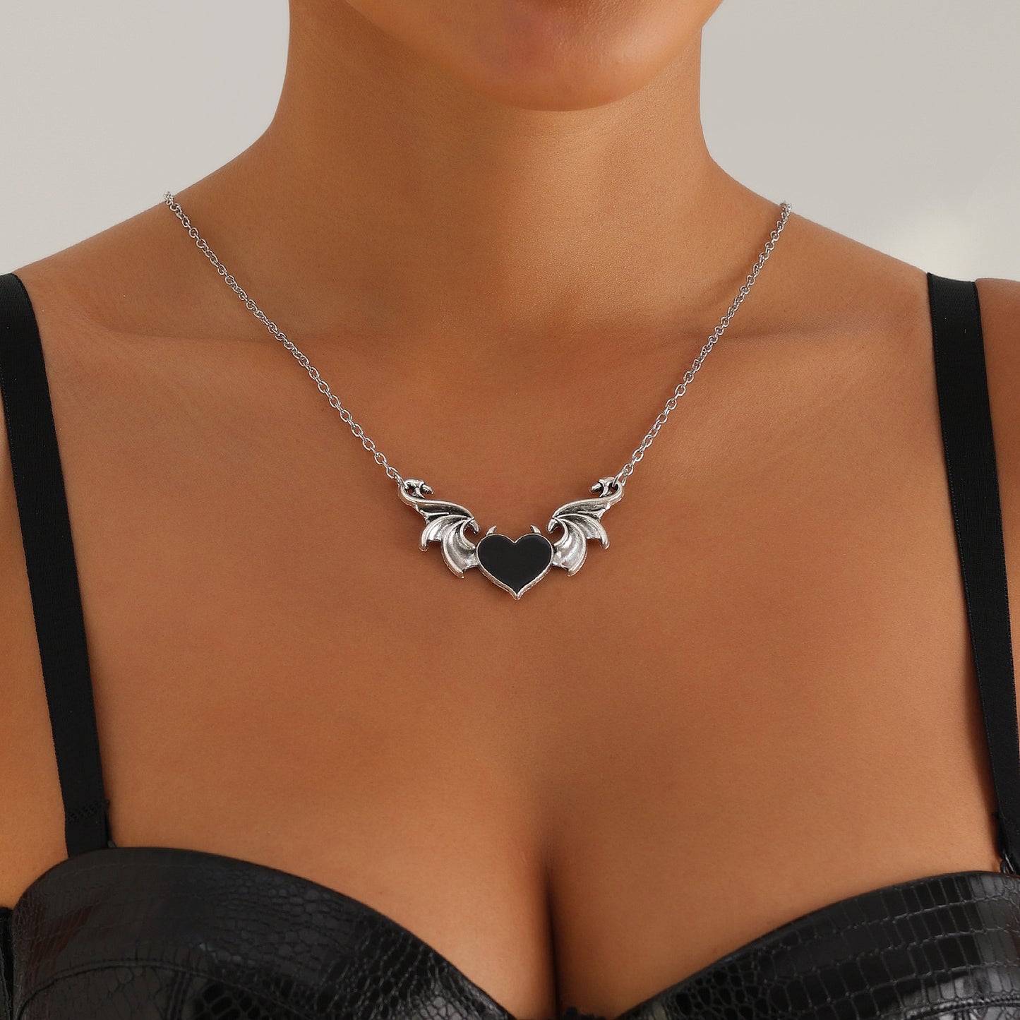 Collar colgante Punk Corazón Oscuro con alas de esmalte y cadena de aleación chapada para mujer