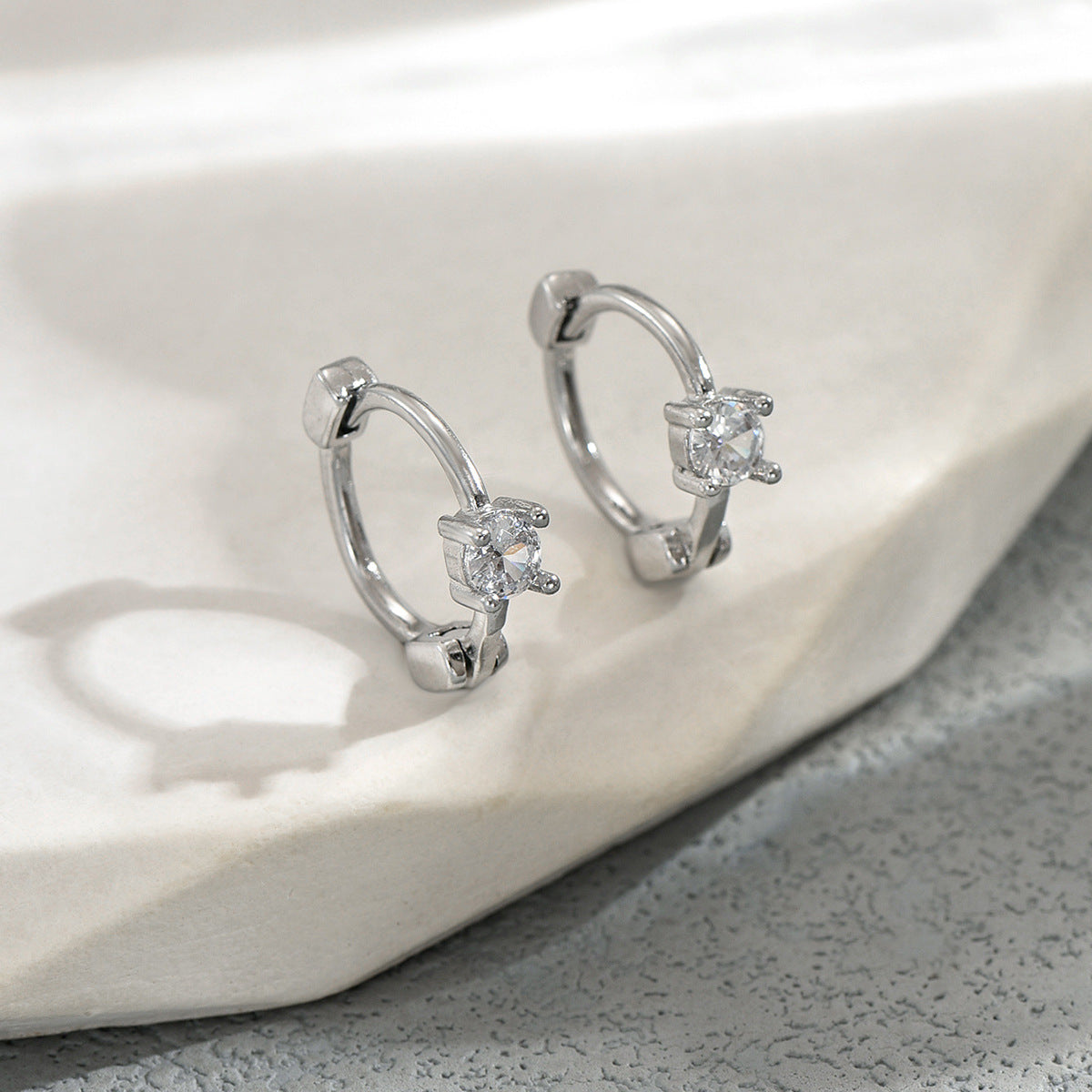 Pendientes Minimalistas Geométricos para Mujer con Incrustaciones de Circones sobre Base de Cobre y Postes de Acero Inoxidable