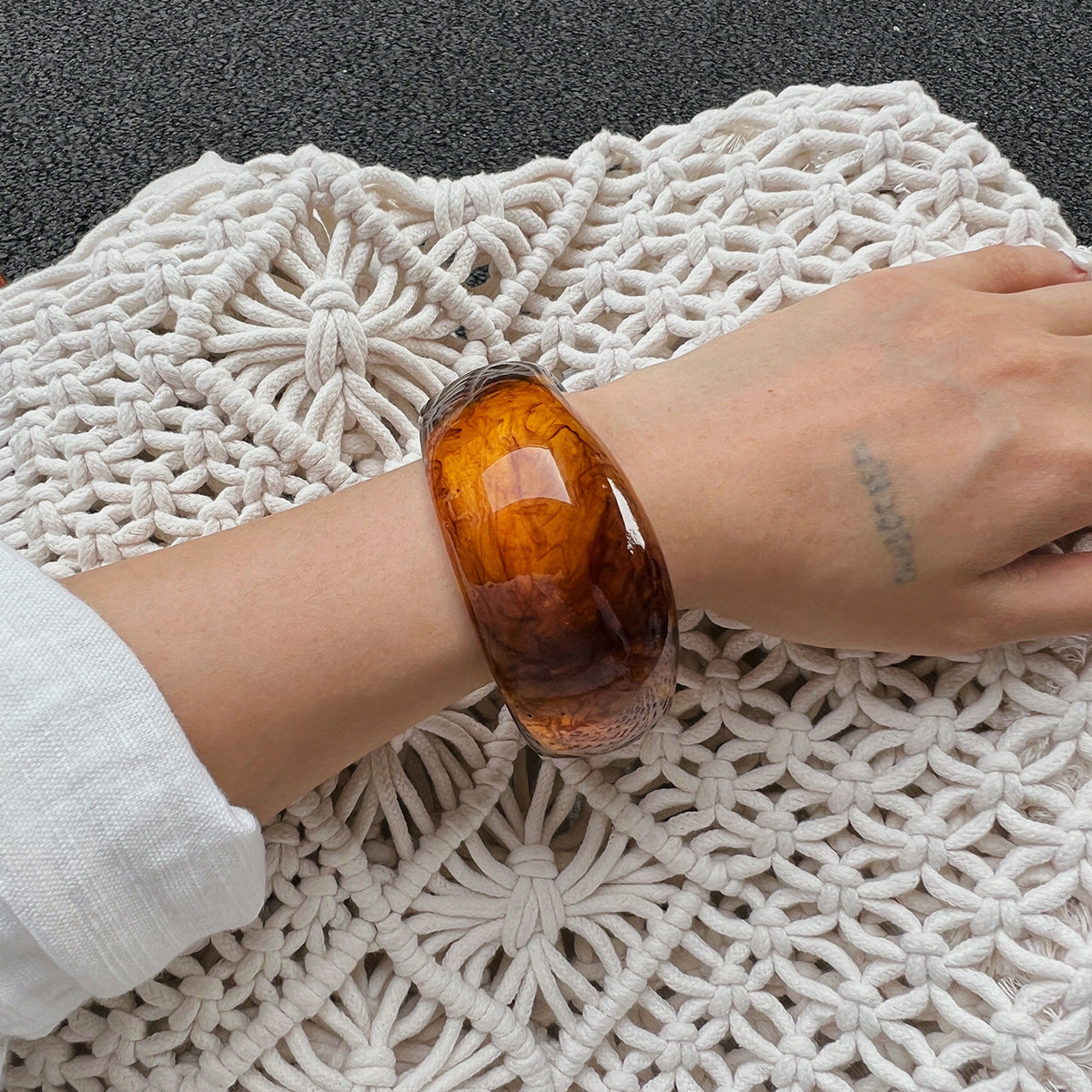 Bracciale Audace Geometrico in Acrilico da Donna con Design Ombré Irregolare e Stile Artistico Unico