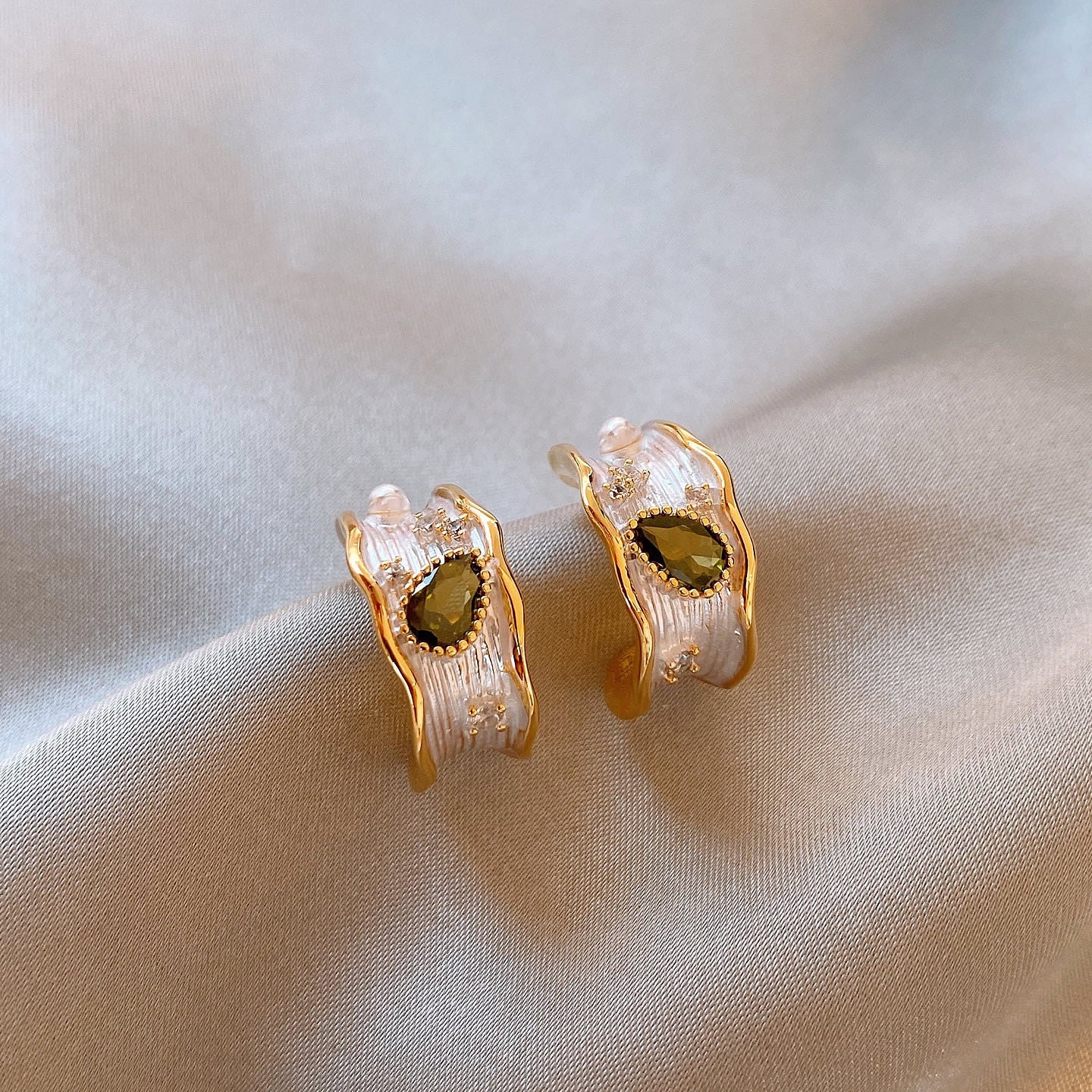 Orecchini a perno da donna geometrici minimalisti alla moda con perle e finitura smaltata