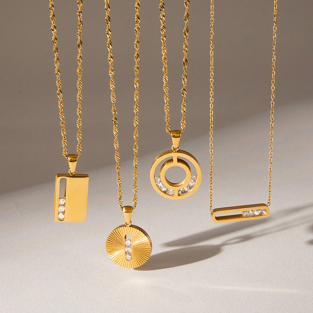 Collana con Pendente Geometrico in Acciaio Inossidabile con Ciondolo in Acciaio al Titanio e Finitura Placcata per Donna