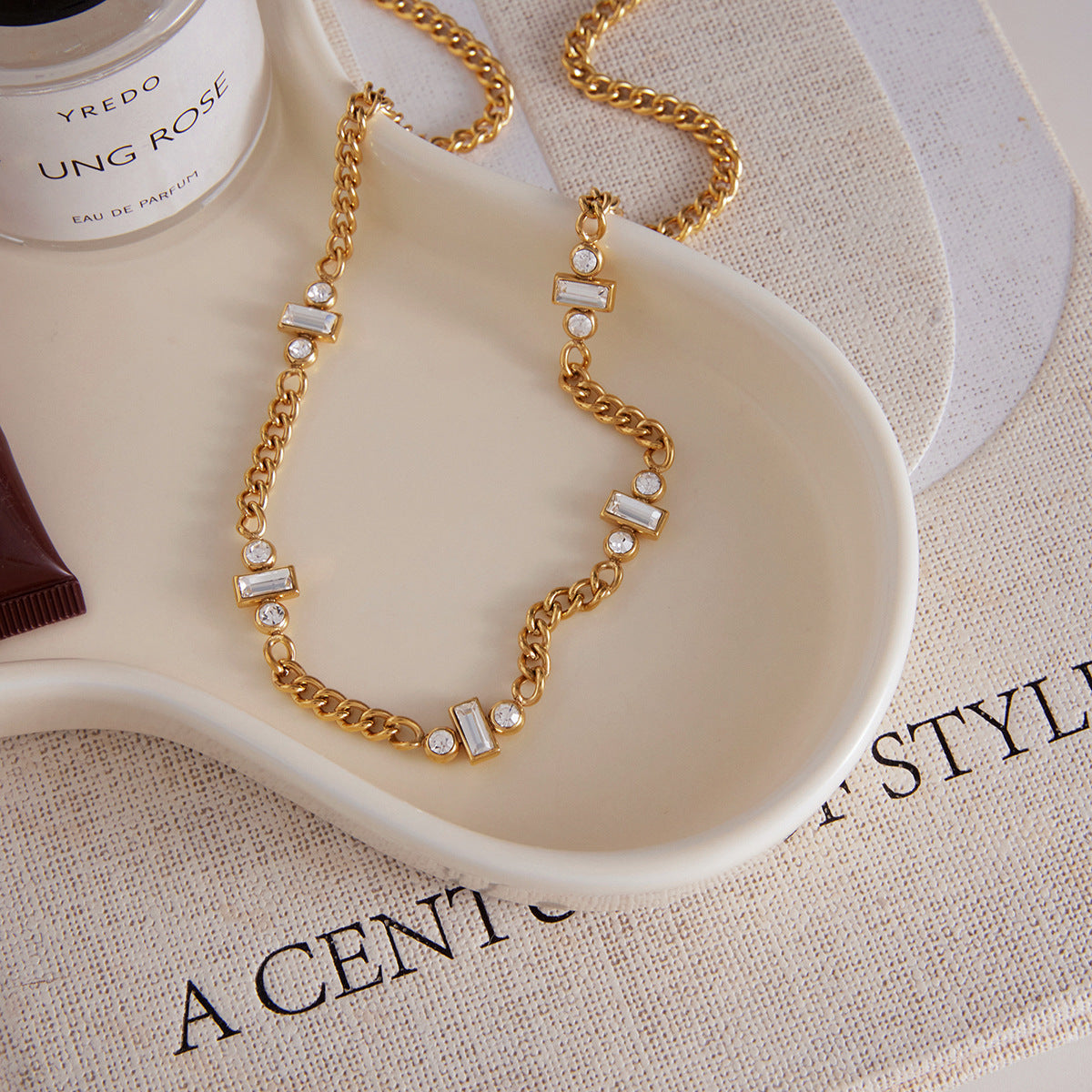 Collana da donna in acciaio inossidabile geometrica minimalista con placcatura in oro PVD, catena sottile per clavicola