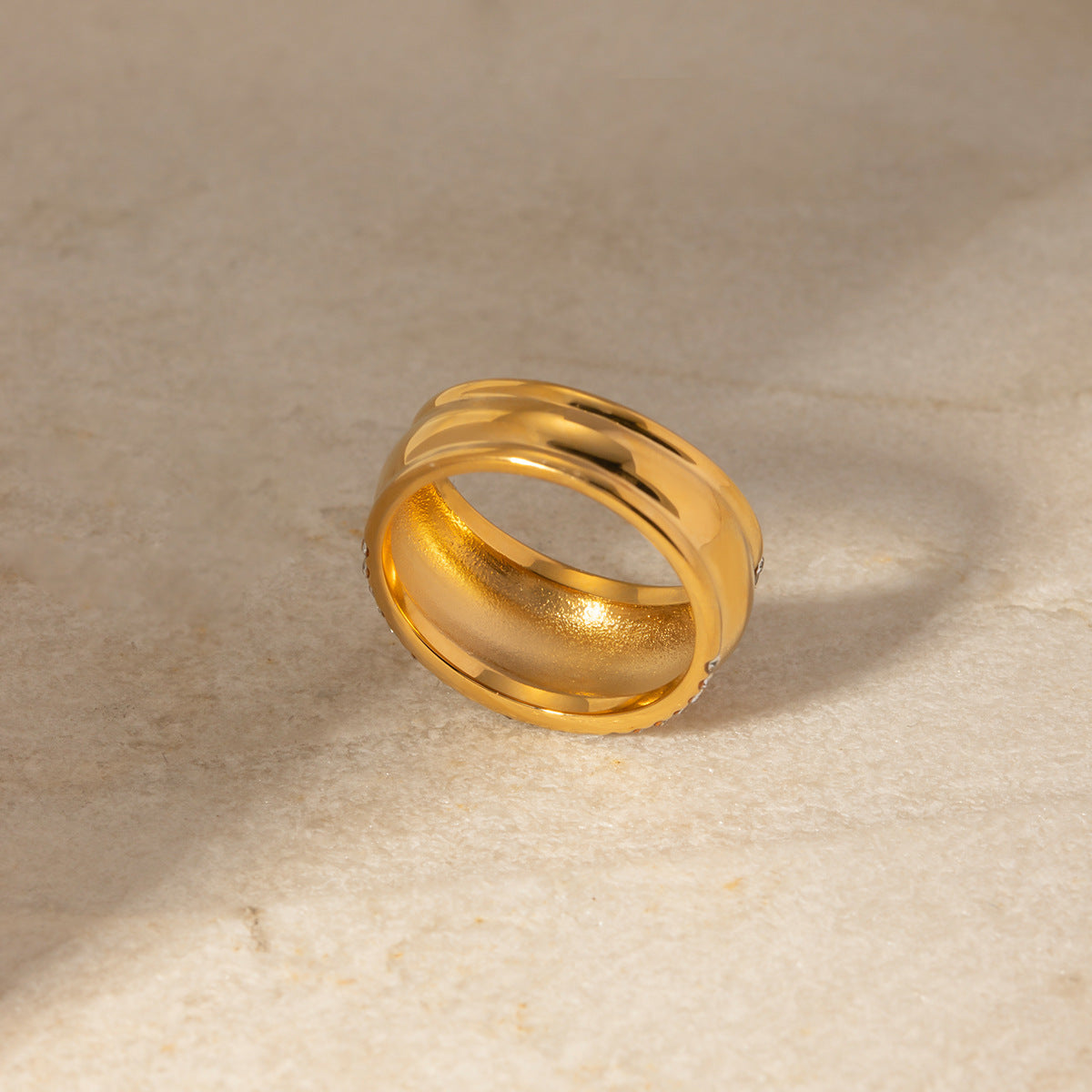 Anello Minimalista in Acciaio Inossidabile Placcato Oro 18K con Strass, Gioiello Unisex alla Moda
