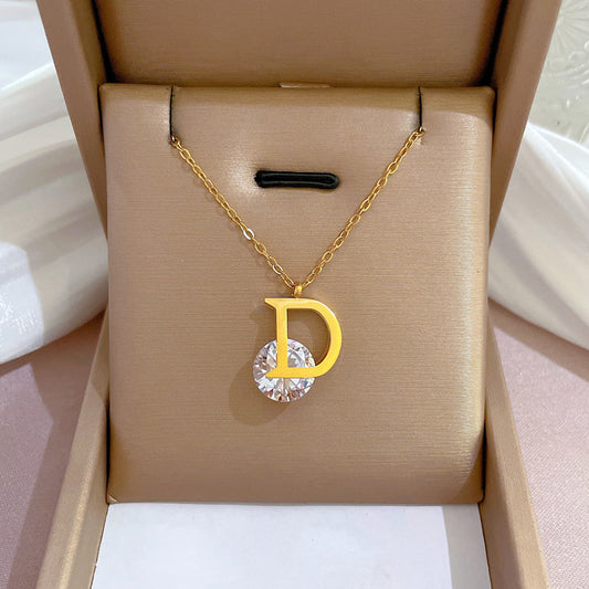 Collar Minimalista Geométrico en D de Acero de Titanio Bañado en Oro para Mujer