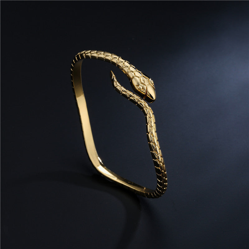 Bracciale Bohemien Geometrico a Serpente Attorcigliato da Donna in Rame con Placcatura in Oro 18K e Dettagli Micro-Pave
