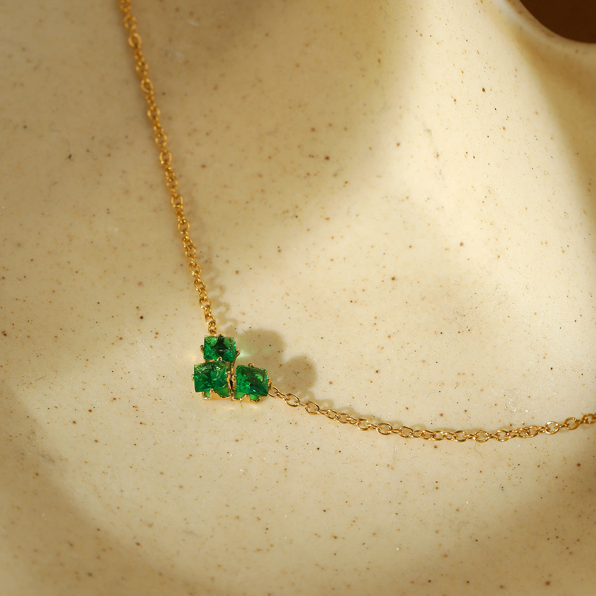 Collar minimalista de corazón de acero de titanio con acabado galvanizado para mujer, colgante ligero y versátil de acero inoxidable