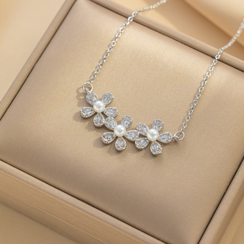Dolce collana con ciondolo floreale da donna in acciaio al titanio con dettagli in strass e finitura galvanizzata su catena a maglie