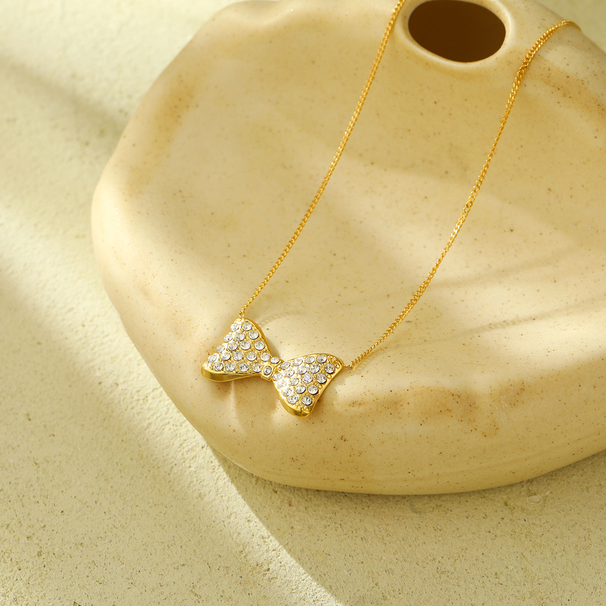 Set di orecchini, collana e anello da donna in acciaio al titanio a forma di fiocco, stile lussuoso, con finitura placcata