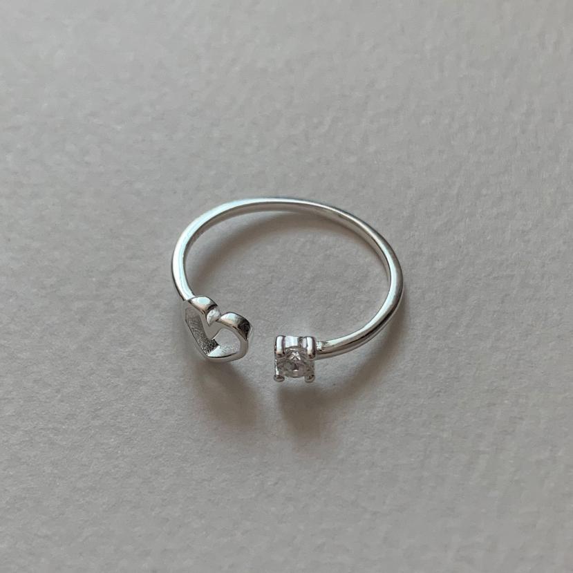 Anello in Argento Sterling S925 a Forma di Cuore Minimalista con Intarsio in Zirconia Cubica e Bordi Geometrici Arrotondati