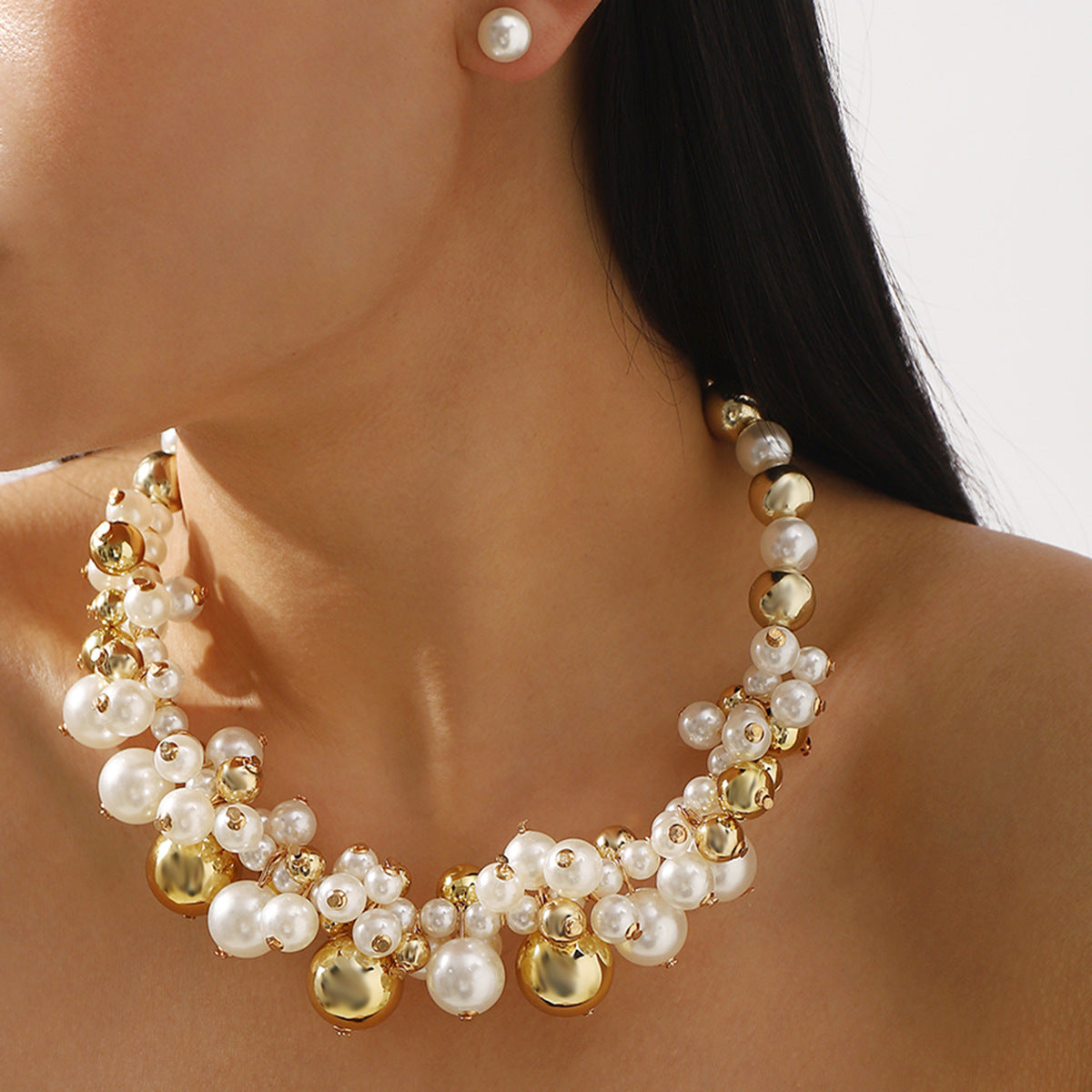 Set collana girocollo corto di perle in elegante stile lussuoso con orecchini abbinati a perno da donna