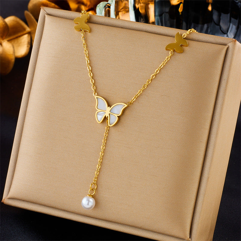 Collana girocollo minimalista con ciondolo a farfalla di perle, dettagli a cuore con strass, catena in acciaio inossidabile, nappe decorative, design multistrato da donna
