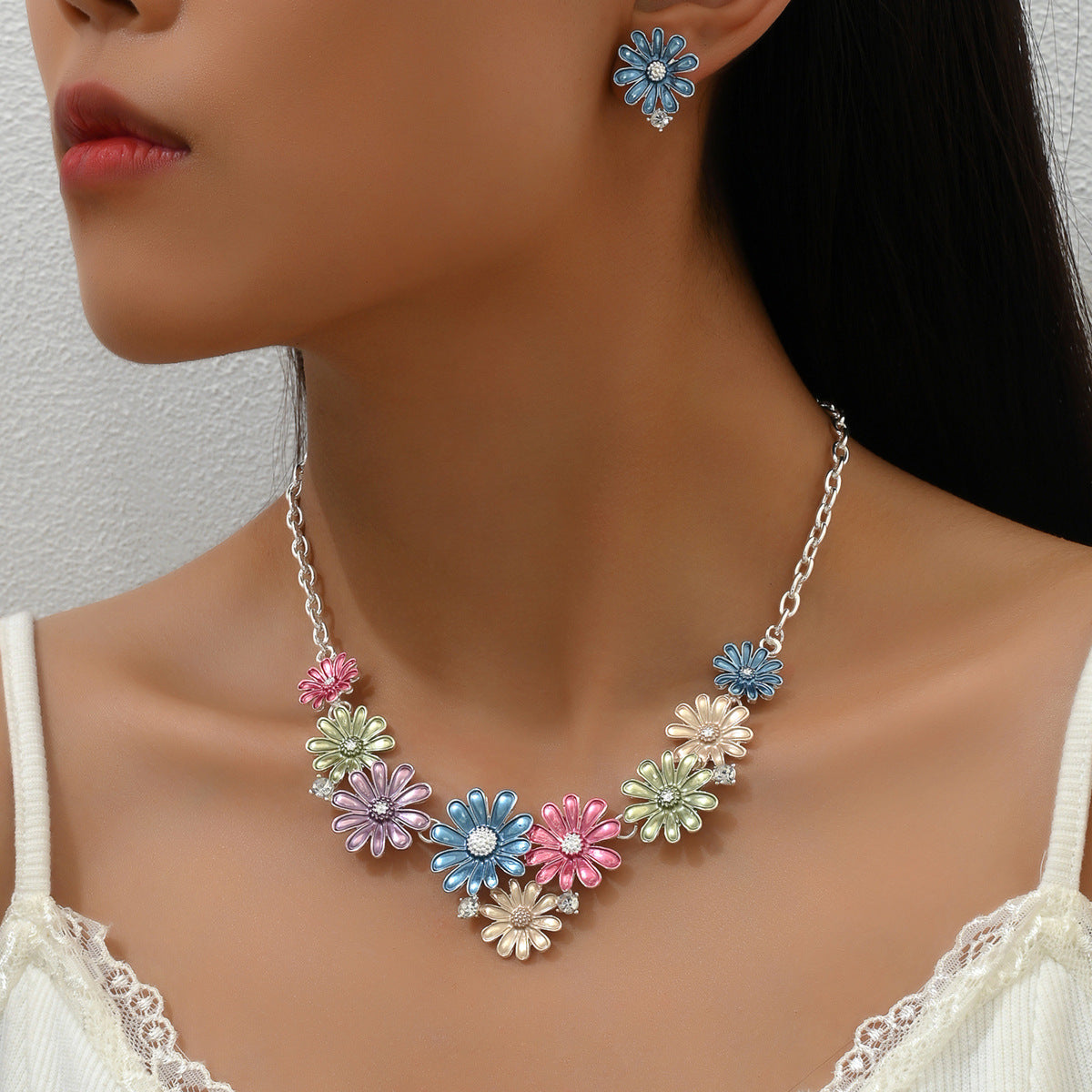 Set di collana e orecchini in lega con fiori margherita alla moda con intarsio di strass per donna