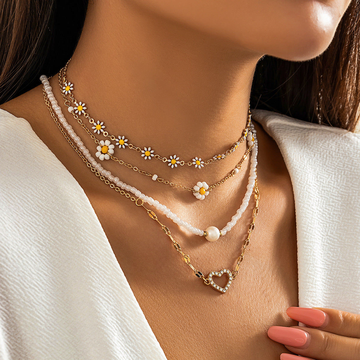 Elegante collana a pendente Daisy da donna con strass a forma di cuore, base in lega, finitura galvanizzata, stile fresco e dolce