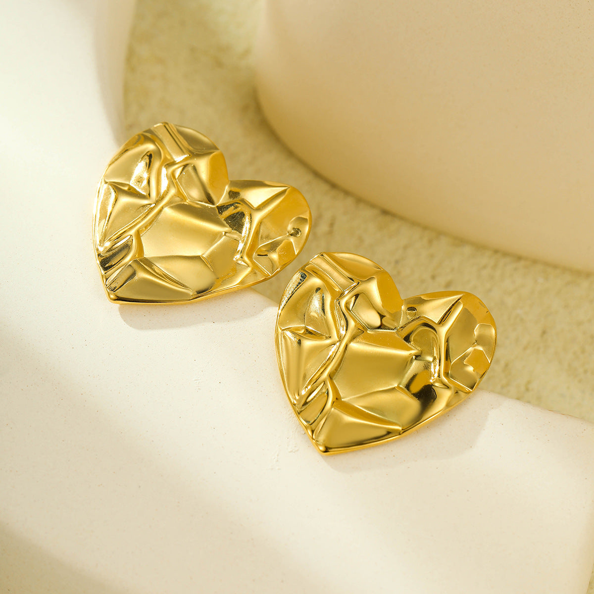 Pendientes de tuerca de acero inoxidable con forma de corazón texturizado estilo vintage con chapado en oro de 18 quilates