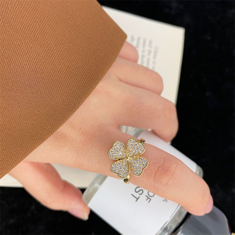 Anello Minimalista a Cuore in Rame Placcato Oro 18K con Intarsio Completo di Strass per Donna