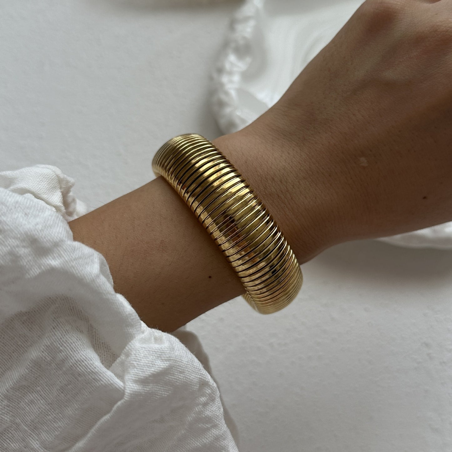 Bracciale da donna in lega placcata con forme geometriche vuote