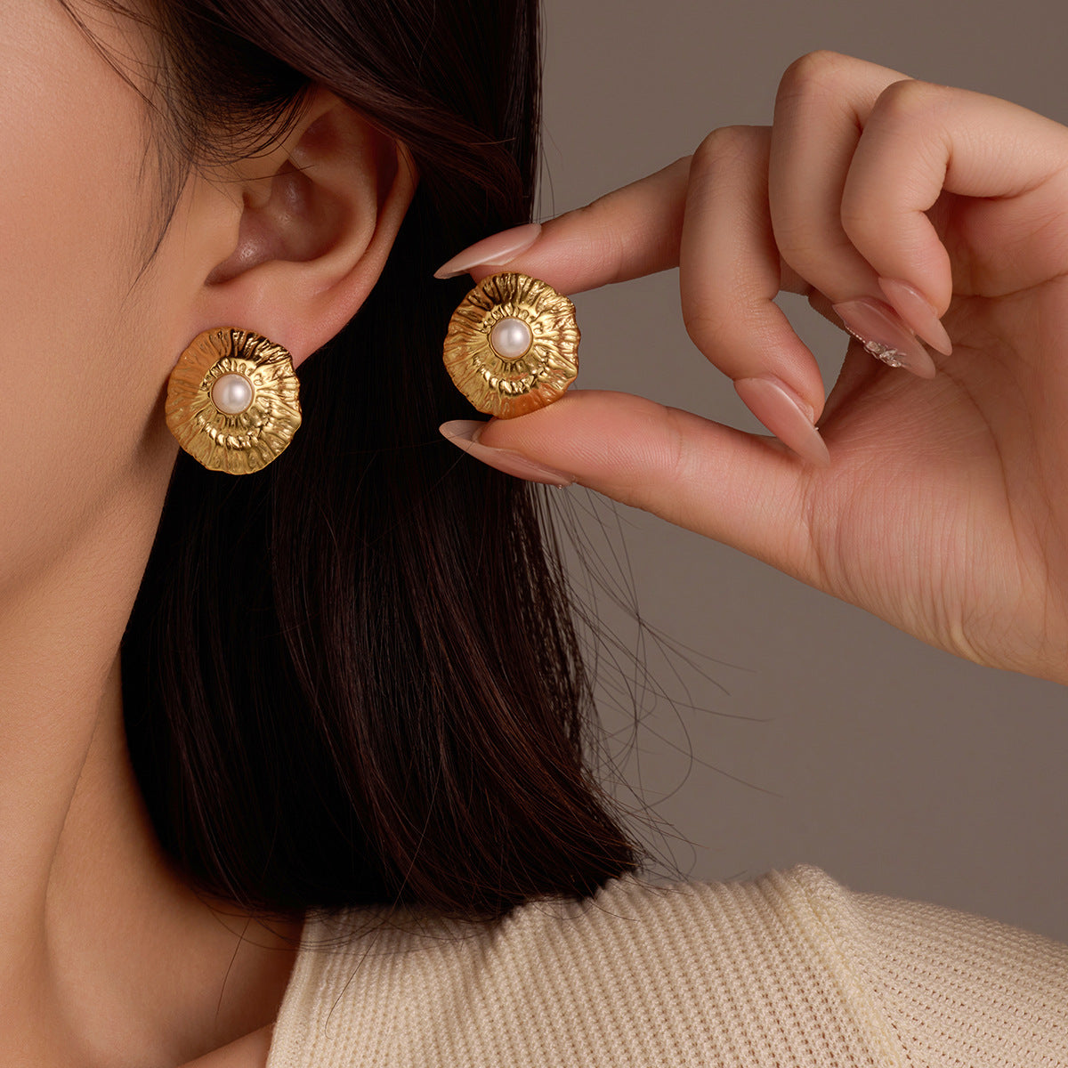 Pendientes minimalistas de acero de titanio con pliegues geométricos y perlas incrustadas para mujer