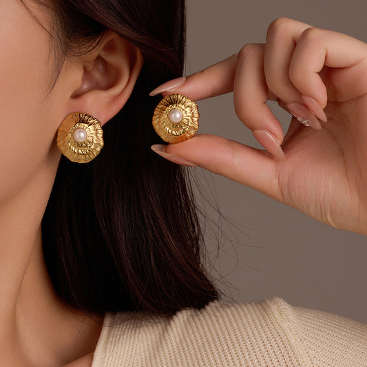 Pendientes minimalistas de acero de titanio con pliegues geométricos y perlas incrustadas para mujer